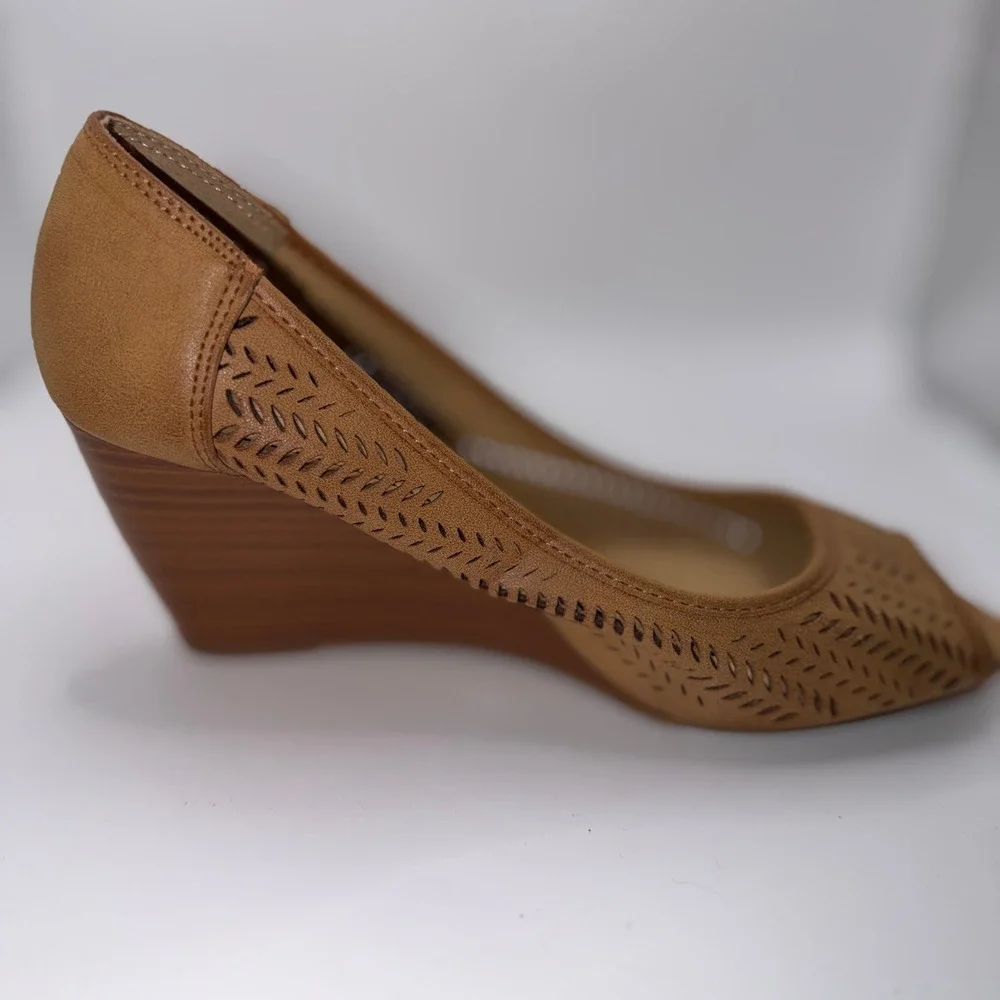 City Classified Womens 8.5 Tan Laser Cut Peep‎ Toe Wedge Heel Boho Comfort L1